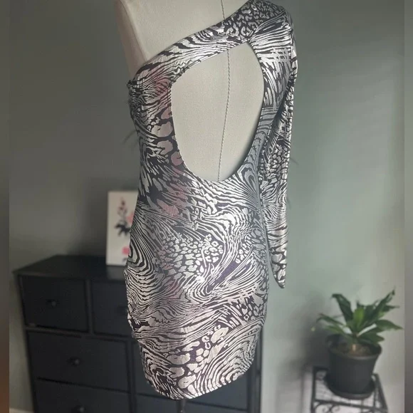 Arden B. Dress Body Con Super Stretch One Arm Dress Size Medium - Picture 6 of 7